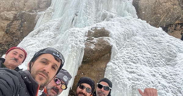 Ağrı'da 33 metre yükseklikteki şelale dondu