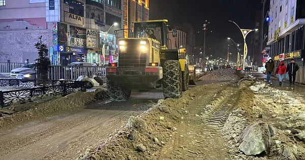 Yüksekova'da kar mesaisi devam ediyor