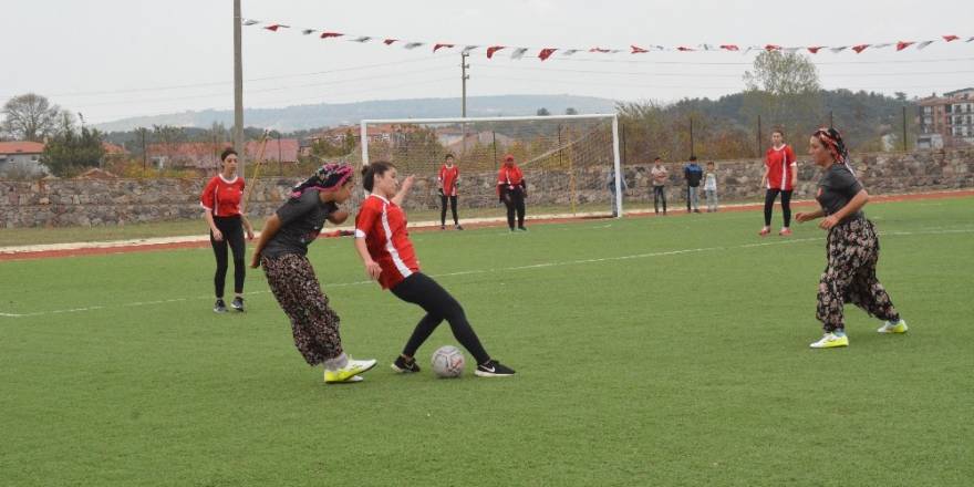 ÇANAKKALE’DE KIZLARIN RENKLİ FUTBOL MAÇI