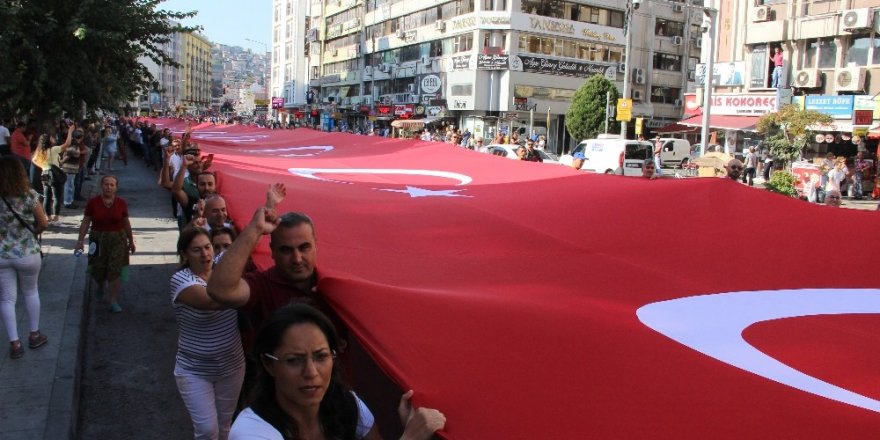 Zaferin 350 metre dev Türk Bayrağı yürüyüşü