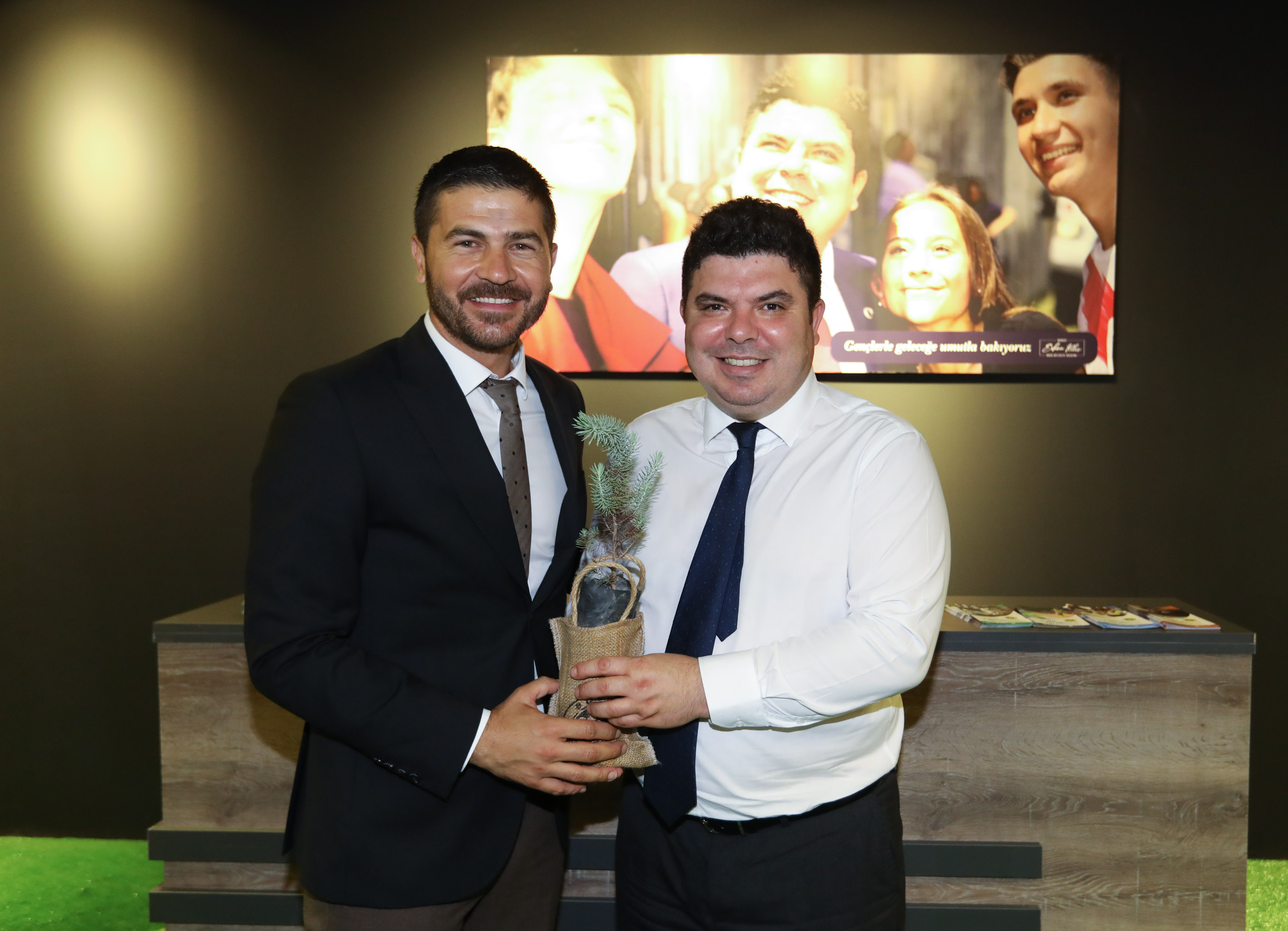 Erhan Kılıç'tan 88. İEF'te başkanlara fidan jesti