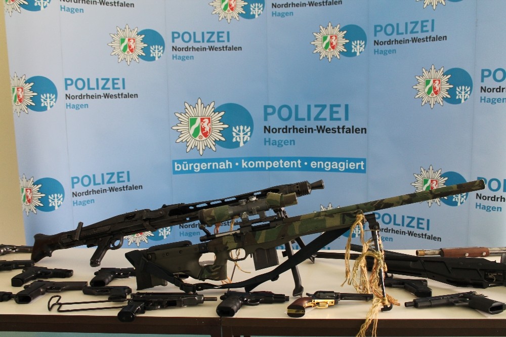 Almanya'da işçi fabrikadan çaldığı silahları çetelere sattı