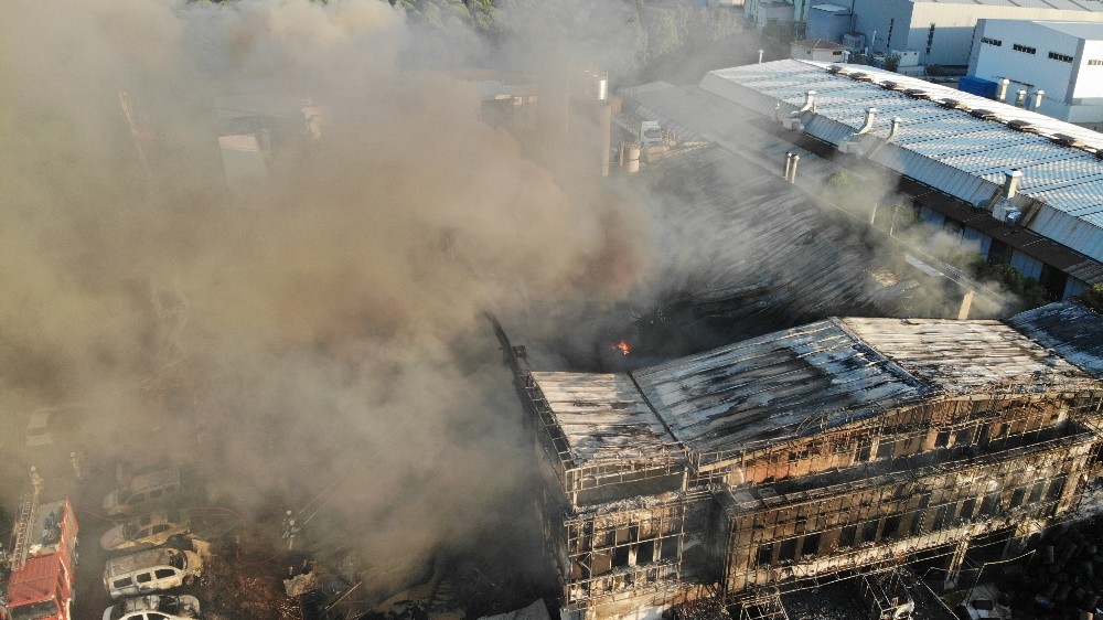 Tuzla'da yanan fabrikanın son durumu havadan görüntülendi