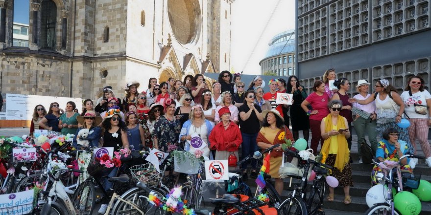 "Süslü Kadınlar" bisikletleriyle ilk kez Berlin sokaklarında