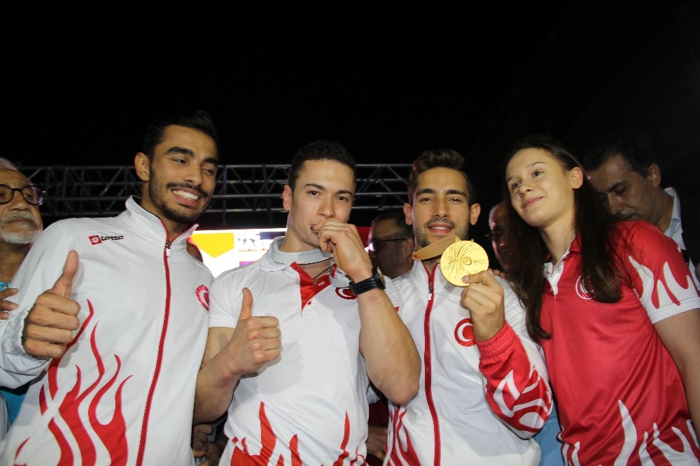Dünya Şampiyonu Cimnastikçi İbrahim Çolak, İzmir'de coşkuyla karşılandı