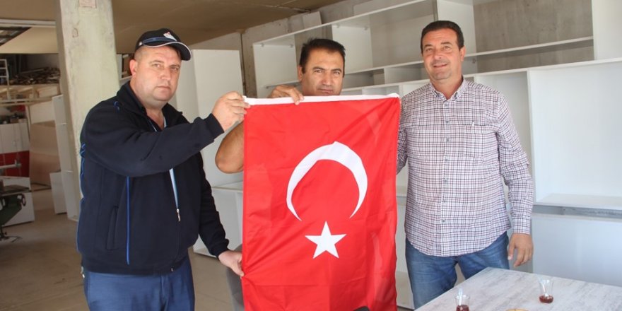 Kınık Belediyesi Türk bayrağı dağıttı