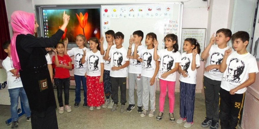 İşaret diliyle '10 Kasım Benim En Büyük Yasım'