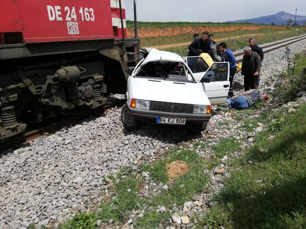 Kontrolsüz hemzemin geçitte tren otomobile çarptı