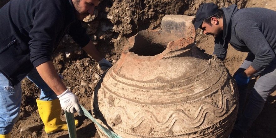 Tarlayı sürerken Roma dönemine ait küp buldu, içi boştu