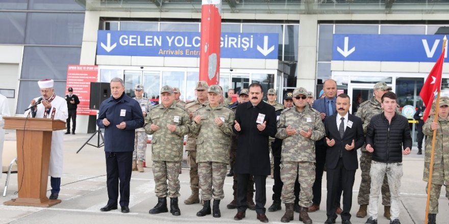 Savunma Bakanı Akar, Yüksekova'da şehit askerler için düzenlenen törene katıldı