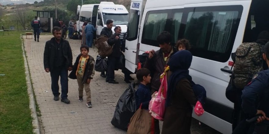 İzmir'de durdurulan minibüsten 21'i çocuk 44 göçmen çıktı