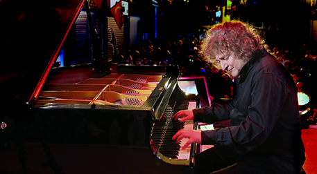 Piyanist Tuluyhan Uğurlu'dan İzmir'de fantastik bir konser
