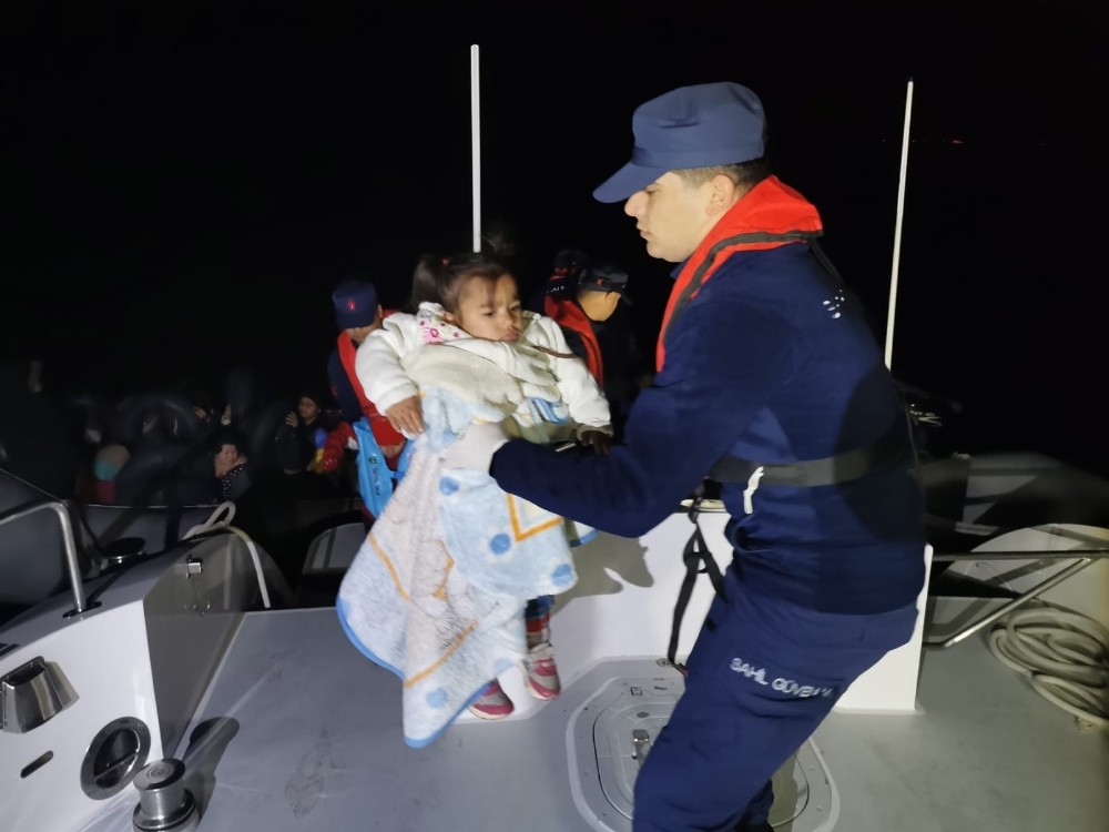 İzmir'de 38'i çocuk 75 düzensiz göçmen yakalandı