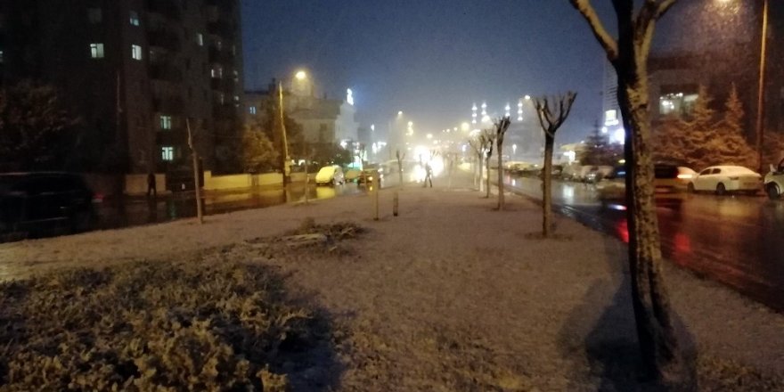 İklimler birbirine karıştı, bu mevsimde Konya'ya kar yağdı