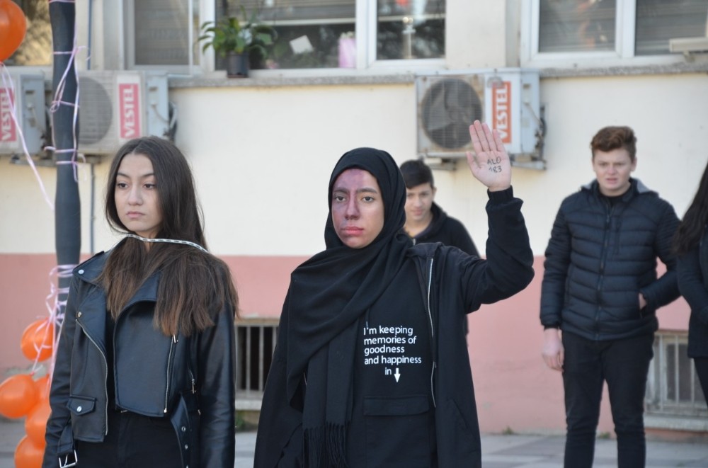 Öğrenciler, sokak tiyatrosu ile kadına şiddete 'hayır' dedi