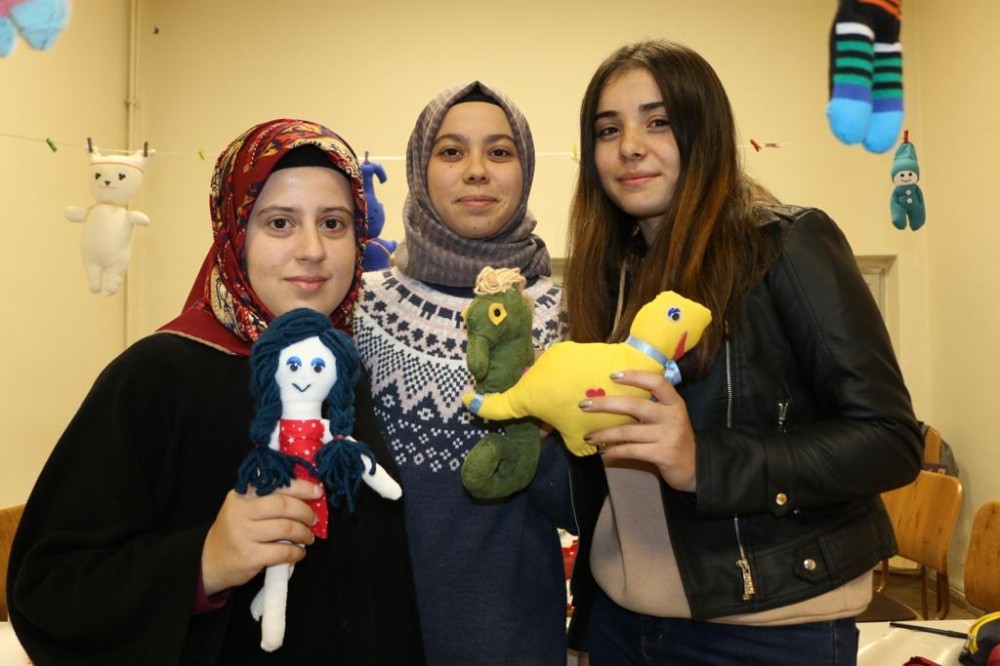 Mülteci çocuklar için gönüllü oyuncak üretiyorlar