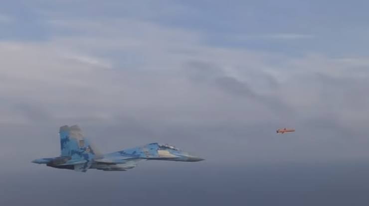 Ukrayna'nın fırlattığı seyir füzesi ile SU-27 savaş uçakları yan yana uçtu