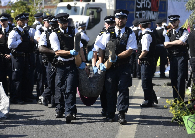 Londra'da gözaltına alınan iklim değişikliği aktivistlerin sayısı 750'yi geçti