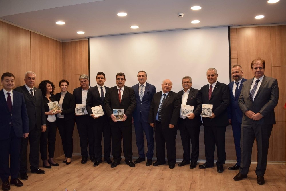 İzmir'deki 4. Bakırçay Ekonomi Zirvesi önemli isimleri buluşturdu