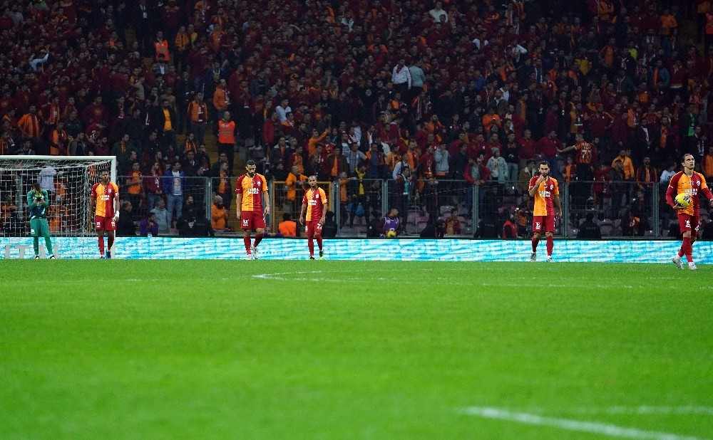 Galatasaray taraftarından takımına tepki, Ankaragücü'ne alkış