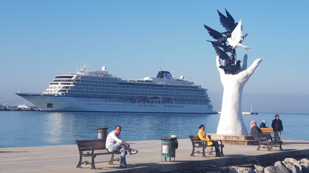 Dev yolcu gemisi Vikingler Kuşadası'nda