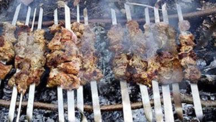 Mangal ateşine engel olamayan adam, evinin alev almasının önüne geçemedi