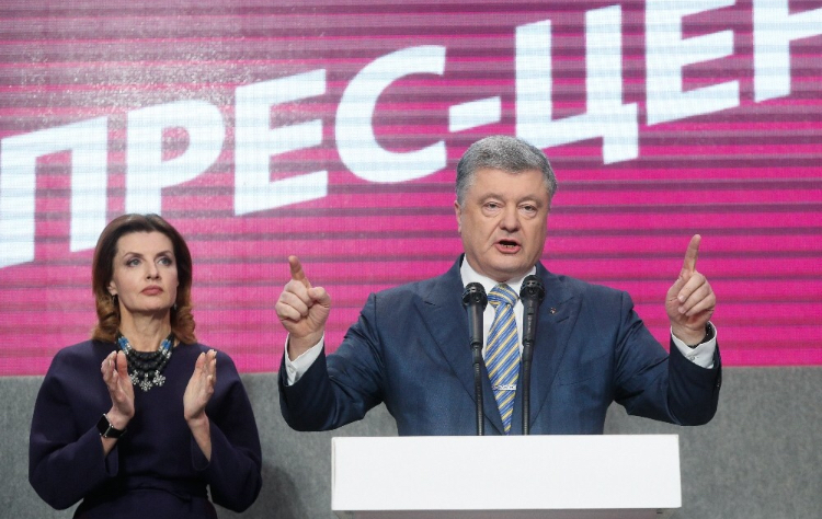 Ukrayna'da seçimin galibi yüzde 73 oyla yeni devlet başkanı komedyen Zelenskiy