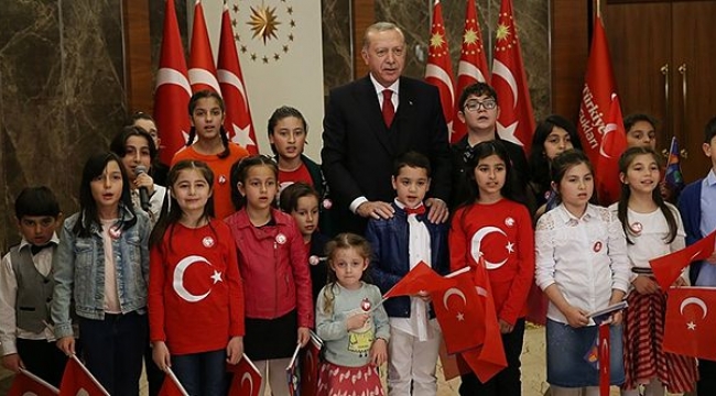 Cumhurbaşkanı Erdoğan, çocuklarla birlikte İstiklal Marşı'nı okudu