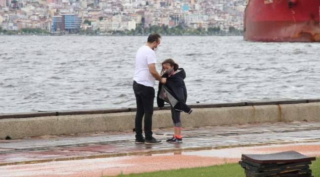 İzmir'de yağmur yağdı, çocuklar iznin keyfini çıkaramadı