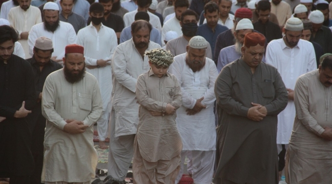 Pakistan'da bayram namazı sosyal mesafesiz kılındı
