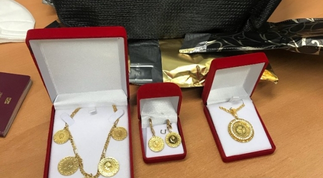 Polis yolcunun bagajında bulunan altınlara el koydu