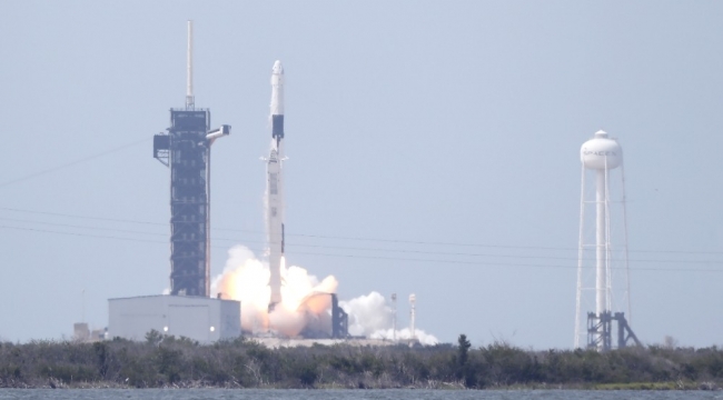 SpaceX, Crew Dragon uzay aracını başarılı bir şekilde fırlattı