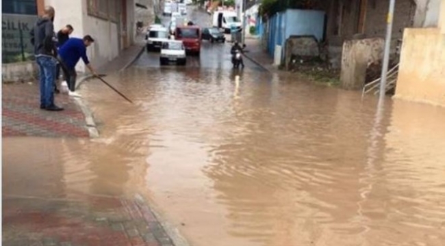 İzmir'de yağış hayatı felç etti, caddeler göle döndü