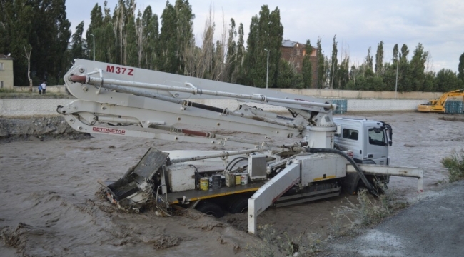 Ağrı'da sel felaketi: İşçiler kıl payı kurtuldu