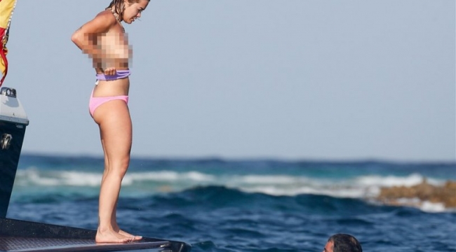 Bikinisi düştü, sosyal medyayı salladı