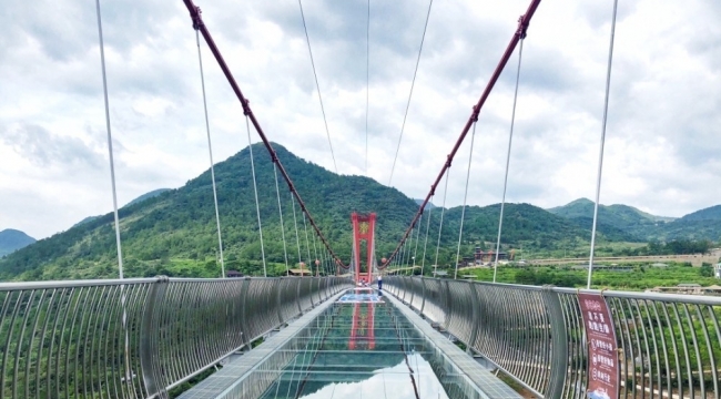 Çin'de dünyanın en uzun cam köprüsü açıldı