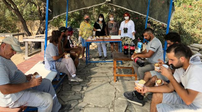 Alkışlar Urlalı kadınlara