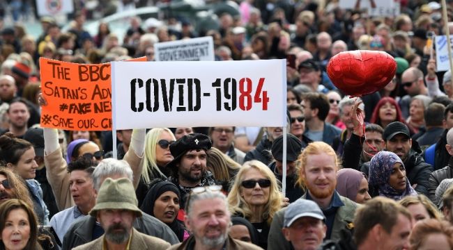 Londra'da Covid-19 önlemleri protesto edildi