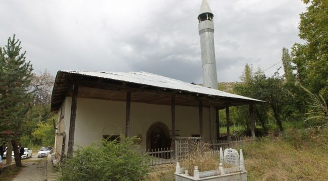 400 yıllık tarihi Tahtalı Cami görenleri etkiliyor