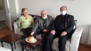87 yaşındaki öğretmene, öğrencilerinden doğum günü kutlaması