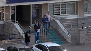 Adliye önünde eşini bıçaklayan kişi tutuklandı