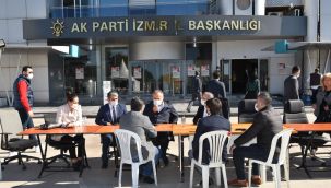 AK Parti il yönetimi bahçede çalışıyor