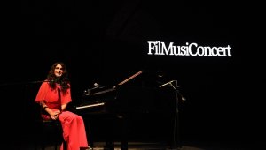 Anjelika Akbar'la ikinci yıl kutlaması