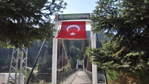 Aşk ve sevginin sembolü Aşıklar Köprüsüne Azerbaycan bayrağı asıldı