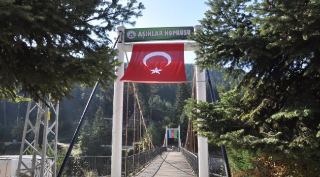 Aşk ve sevginin sembolü Aşıklar Köprüsüne Azerbaycan bayrağı asıldı
