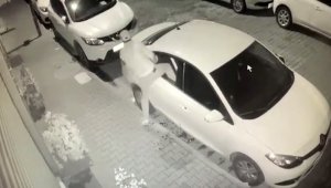 Aynı sokakta 7 otomobili soydu, kameralardan kaçamadı