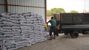 Ayvalık'ta Şefkatli Eller'den ihtiyaç sahiplerine 60 ton kömür