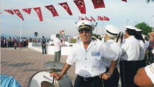 Bandoda davul çalarak geçen 48 yıla özel plaket