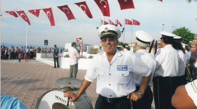 Bandoda davul çalarak geçen 48 yıla özel plaket