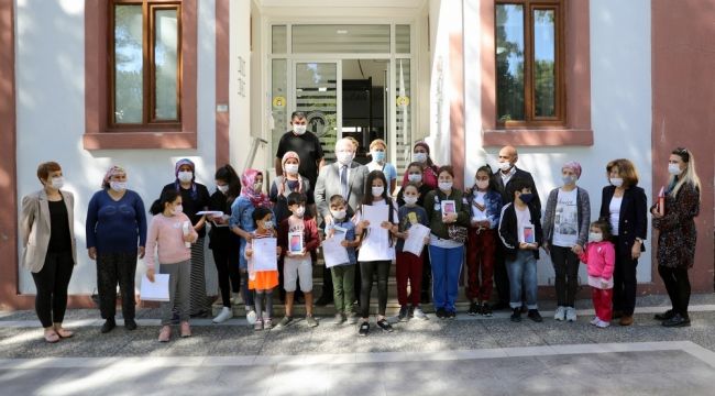 Başkan Gümüş'ten öğrencilere tablet